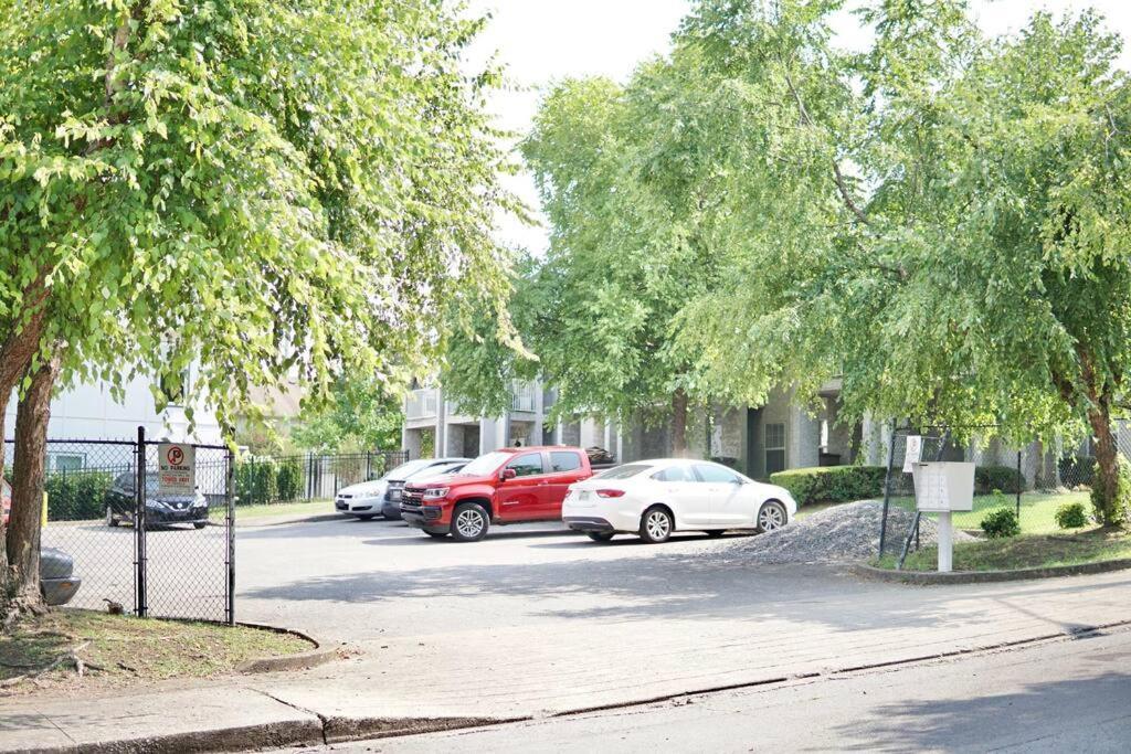Lovely 2-Bedroom Condo W/Balcony And Free Parking ナッシュビル エクステリア 写真